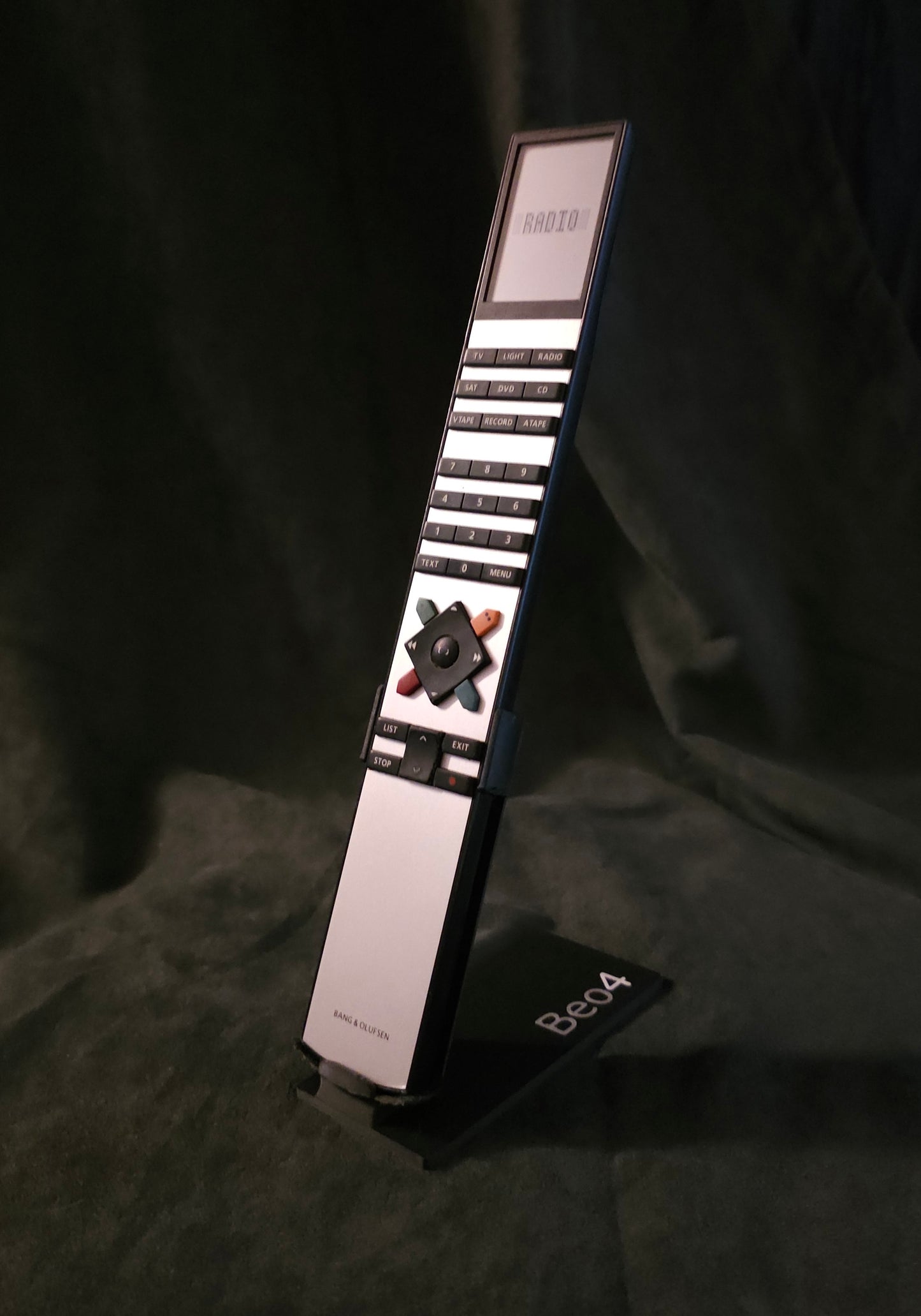 Diskret står Beo4 bordstand og er klar til Neo Radio