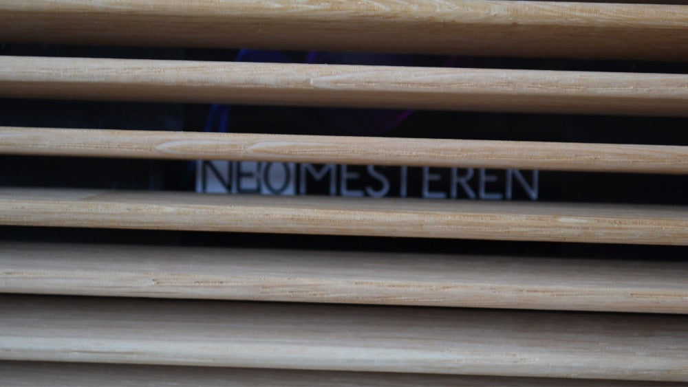 Neo Wood giver trælameller på en Beolab 7.1 og Neo 7 sikrer nyt TV på standen