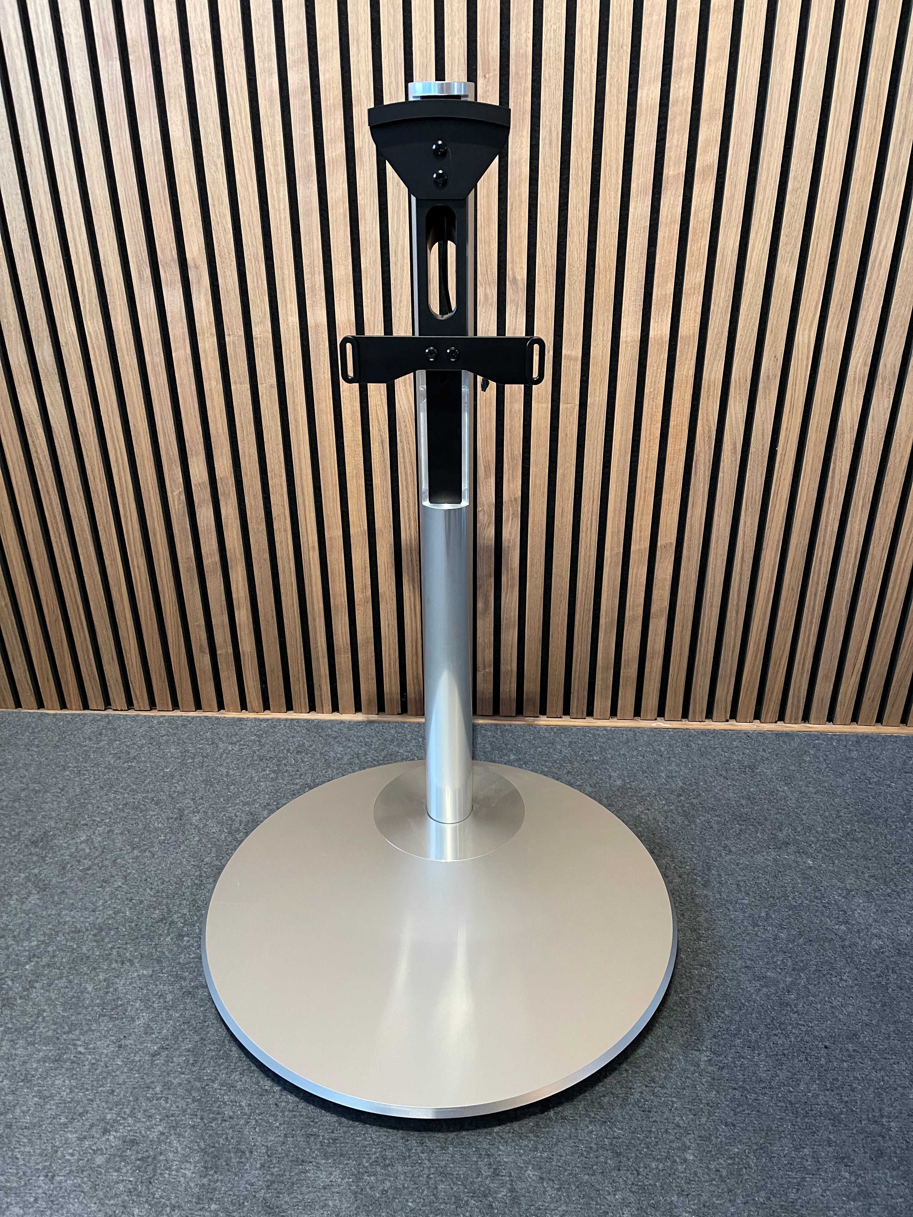 Neo Avant 55 – Kit de montage VESA