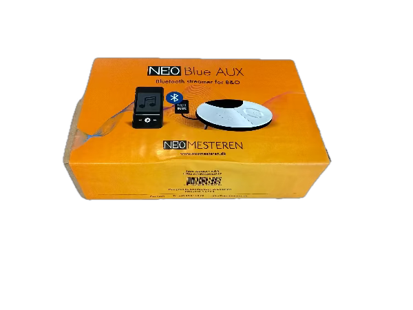 Neo Blue AUX i emballagen - klar til at blive tilsluttet et B&O product